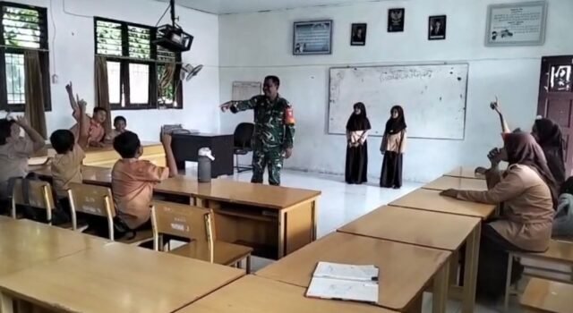 Jaga Warisan Para Pahlawan: Babinsa Kuta Timu Ajak Siswa SDN 3 Sabang Cinta Tanah Air