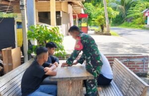 Hadir Wujudkan Cita-Cita Pemuda, Babinsa Krueng Raya Bantu Arahkan Pendaftaran TNI AD Secara Online