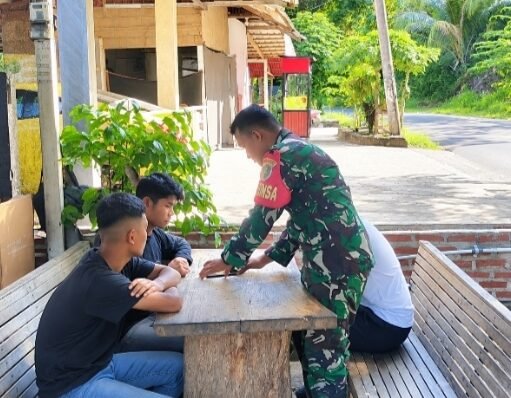 Hadir Wujudkan Cita-Cita Pemuda, Babinsa Krueng Raya Bantu Arahkan Pendaftaran TNI AD Secara Online