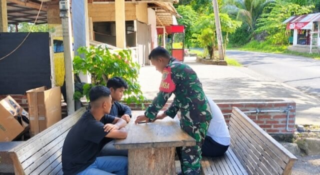 Hadir Wujudkan Cita-Cita Pemuda, Babinsa Krueng Raya Bantu Arahkan Pendaftaran TNI AD Secara Online