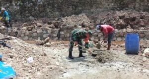 Gotong Royong Bangun Rumah, Babinsa Paya Seunara Hadir Ringankan Pekerjaan Warganya