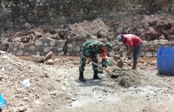 Gotong Royong Bangun Rumah, Babinsa Paya Seunara Hadir Ringankan Pekerjaan Warganya