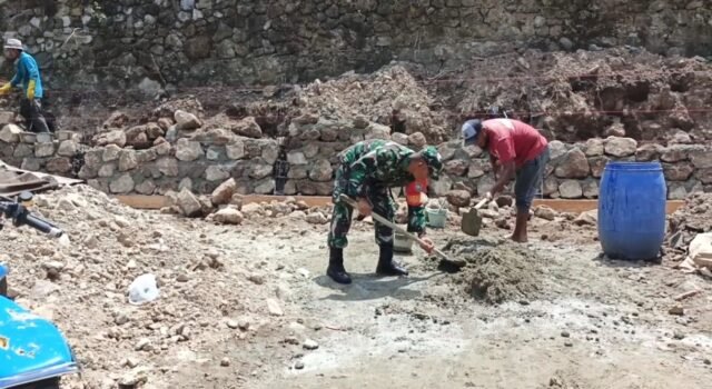 Gotong Royong Bangun Rumah, Babinsa Paya Seunara Hadir Ringankan Pekerjaan Warganya