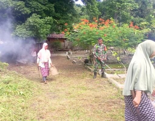 Jaga Kebersihan TPU, Babinsa Paya Ajak Warga Lestarikan Semangat Gotong Royong
