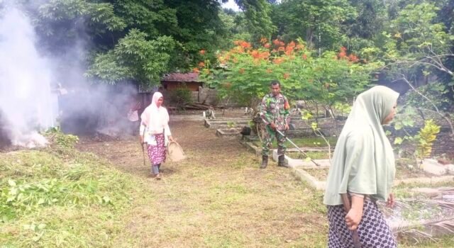 Jaga Kebersihan TPU, Babinsa Paya Ajak Warga Lestarikan Semangat Gotong Royong