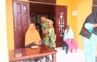 Pastikan Bantuan Tepat Sasaran, Babinsa & Bhabinkamtibmas Pendataan Perlinsos Secara Digital di Gampong Paya