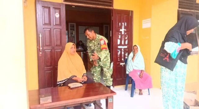 Pastikan Bantuan Tepat Sasaran, Babinsa & Bhabinkamtibmas Pendataan Perlinsos Secara Digital di Gampong Paya