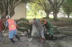 Babinsa Kuta Ateuh Turun Langsung Bantu Warga Bangun Saluran Air