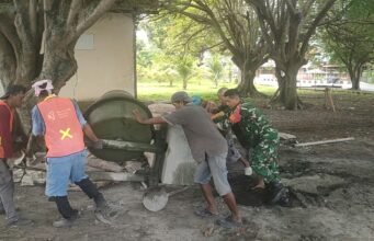 Babinsa Kuta Ateuh Turun Langsung Bantu Warga Bangun Saluran Air