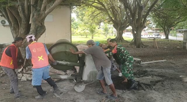 Babinsa Kuta Ateuh Turun Langsung Bantu Warga Bangun Saluran Air