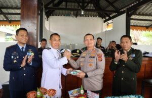 Kapolres Sabang Serahkan Nasi Tumpeng di HUT TNI ke-81, dan Perkuat Sinergitas Polri-TNI
