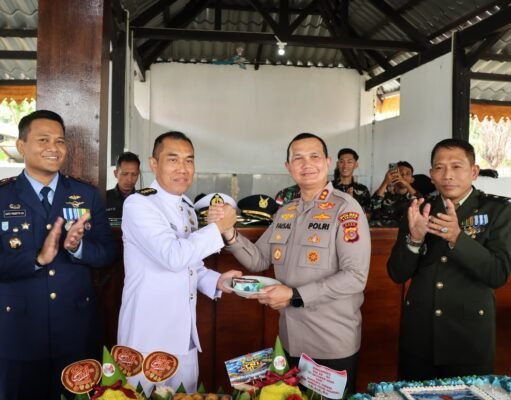 Kapolres Sabang Serahkan Nasi Tumpeng di HUT TNI ke-81, dan Perkuat Sinergitas Polri-TNI