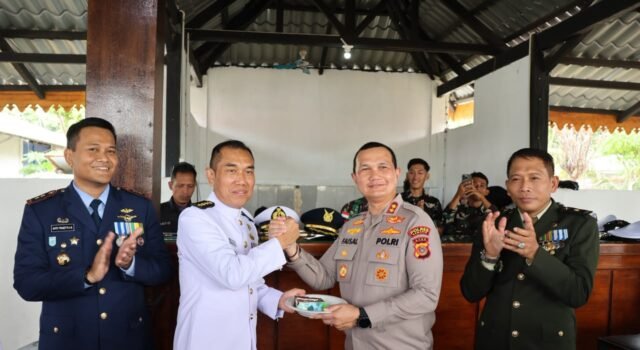 Kapolres Sabang Serahkan Nasi Tumpeng di HUT TNI ke-81, dan Perkuat Sinergitas Polri-TNI