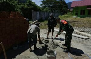 Babinsa Paya Seunara Turun Langsung Bantu Warga Bangun Pagar, Pererat Kemanunggalan TNI–Rakyat