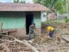 Babinsa Batee Shoek Hadir Cepat, Bantu Warga Bersihkan Dahan & Daun Pohon Tumbang