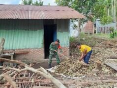 Babinsa Batee Shoek Hadir Cepat, Bantu Warga Bersihkan Dahan & Daun Pohon Tumbang