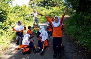Isi Waktu Luang dengan Olahraga, Babinsa Keuneukai Dampingi Anak-anak SD 26 Tumbuh Sehat & Cerdas