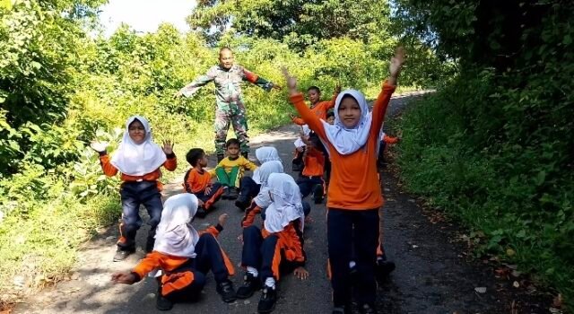 Isi Waktu Luang dengan Olahraga, Babinsa Keuneukai Dampingi Anak-anak SD 26 Tumbuh Sehat & Cerdas