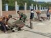Babinsa Balohan Bantu Tukang Bangunan Angkat Pasir, Wujud Nyata TNI Dekat dengan Rakyat