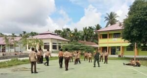 Pererat Kedekatan dengan Generasi Muda, Babinsa Cot Abeuk Ajak Siswa SMP-9 Bermain Voli Bersama