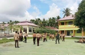 Pererat Kedekatan dengan Generasi Muda, Babinsa Cot Abeuk Ajak Siswa SMP-9 Bermain Voli Bersama