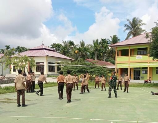 Pererat Kedekatan dengan Generasi Muda, Babinsa Cot Abeuk Ajak Siswa SMP-9 Bermain Voli Bersama