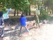 Jaga Keindahan Pantai Pasir Putih, Babinsa & Warga Gampong Paya Gelar Kerja Bakti Bersih Pantai
