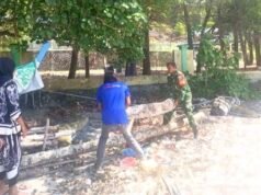 Jaga Keindahan Pantai Pasir Putih, Babinsa & Warga Gampong Paya Gelar Kerja Bakti Bersih Pantai