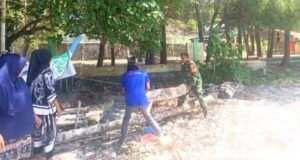 Jaga Keindahan Pantai Pasir Putih, Babinsa & Warga Gampong Paya Gelar Kerja Bakti Bersih Pantai