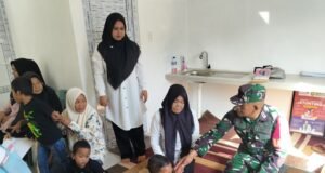 Peduli Kesehatan Ibu dan Anak, Babinsa Krueng Raya Dampingi Kegiatan Posyandu Gampong Binaan