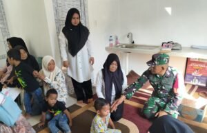 Peduli Kesehatan Ibu dan Anak, Babinsa Krueng Raya Dampingi Kegiatan Posyandu Gampong Binaan