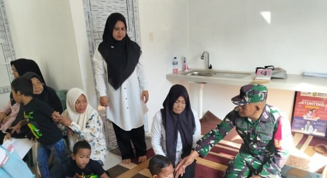 Peduli Kesehatan Ibu dan Anak, Babinsa Krueng Raya Dampingi Kegiatan Posyandu Gampong Binaan