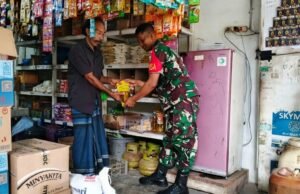 Babinsa Jaboi Cek Ketersediaan Sembako, Pastikan Kebutuhan Warga Terpenuhi & Harga Terjangkau