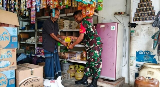 Babinsa Jaboi Cek Ketersediaan Sembako, Pastikan Kebutuhan Warga Terpenuhi & Harga Terjangkau