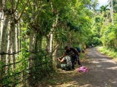 Babinsa Keuneukai Bersama Warga Perbaiki Pagar Kebun, Semangati Warga Tingkatkan Hasil Berkebun