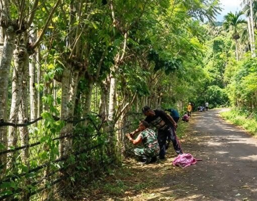 Babinsa Keuneukai Bersama Warga Perbaiki Pagar Kebun, Semangati Warga Tingkatkan Hasil Berkebun