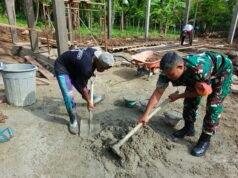 Hadir di Tengah Warga, Babinsa Paya Seunara Bantu Pembangunan Rumah Warga Binaan