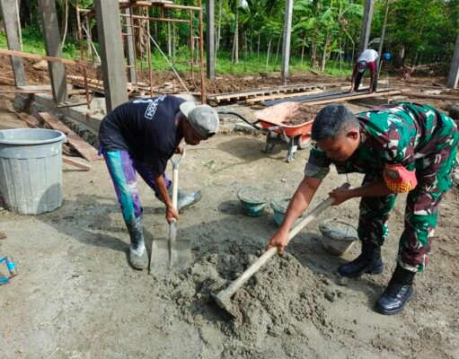 Hadir di Tengah Warga, Babinsa Paya Seunara Bantu Pembangunan Rumah Warga Binaan
