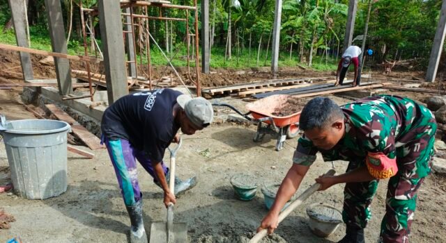 Hadir di Tengah Warga, Babinsa Paya Seunara Bantu Pembangunan Rumah Warga Binaan