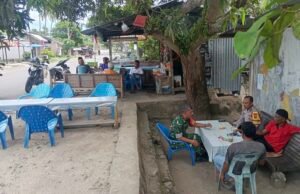 Babinsa Cot Abeuk Bersama Babinkamtibmas Laksanakan Komsos Rutin, Jaga Silaturahmi dan Pantau Situasi Wilayah
