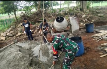 Ringankan Beban Warga, Babinsa Iboih Turun Langsung Bantu Pembangunan Jalan Setapak