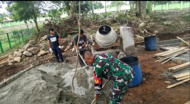 Ringankan Beban Warga, Babinsa Iboih Turun Langsung Bantu Pembangunan Jalan Setapak