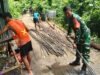 Ringankan Pekerjaan Warga, Babinsa Jaboi Tunjukkan Kepedulian dan Semangat Gotong Royong