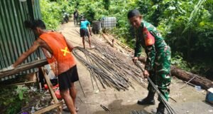 Ringankan Pekerjaan Warga, Babinsa Jaboi Tunjukkan Kepedulian dan Semangat Gotong Royong