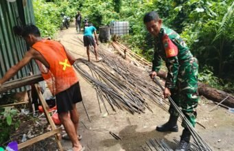 Ringankan Pekerjaan Warga, Babinsa Jaboi Tunjukkan Kepedulian dan Semangat Gotong Royong