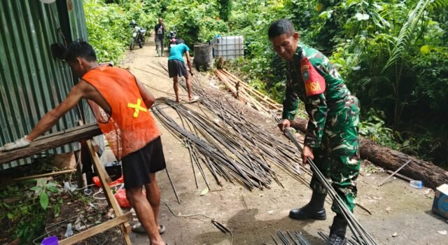 Ringankan Pekerjaan Warga, Babinsa Jaboi Tunjukkan Kepedulian dan Semangat Gotong Royong