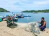 Jaring Siap, Nelayan Kembali Melaut! Babinsa Krueng Raya Bantu Perbaiki Alat Tangkap Ikan