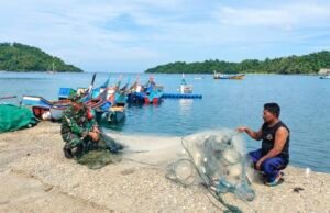 Jaring Siap, Nelayan Kembali Melaut! Babinsa Krueng Raya Bantu Perbaiki Alat Tangkap Ikan