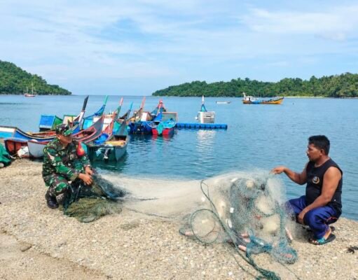 Jaring Siap, Nelayan Kembali Melaut! Babinsa Krueng Raya Bantu Perbaiki Alat Tangkap Ikan