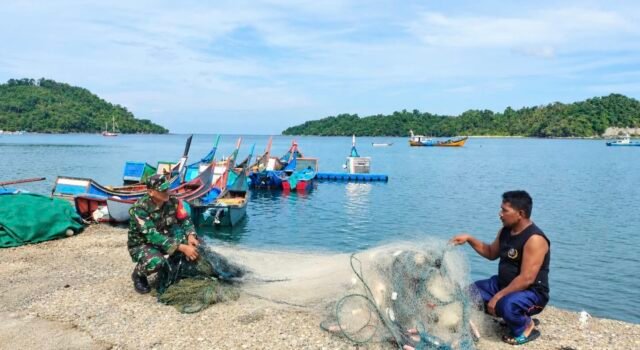 Jaring Siap, Nelayan Kembali Melaut! Babinsa Krueng Raya Bantu Perbaiki Alat Tangkap Ikan